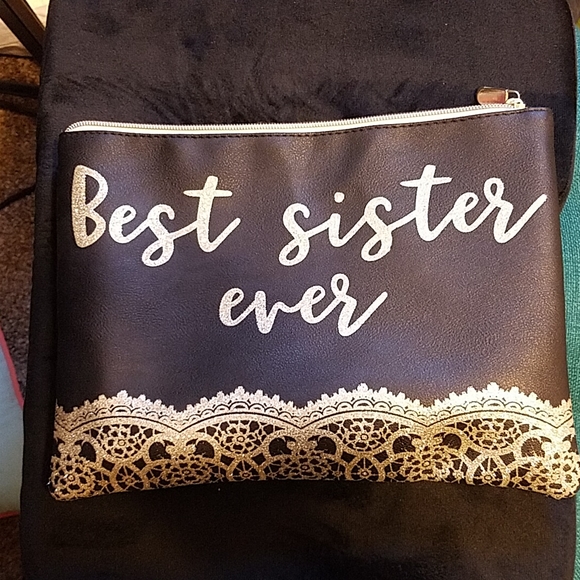 Super cute makeup/toiletry bag that says Best Sister Ever on the front of it. - Picture 4 of 4